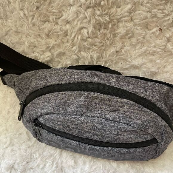 Unisex Adidas Lightweight Polyester Waist Pack Black & gray adjustable strap. - Picture 16 of 16